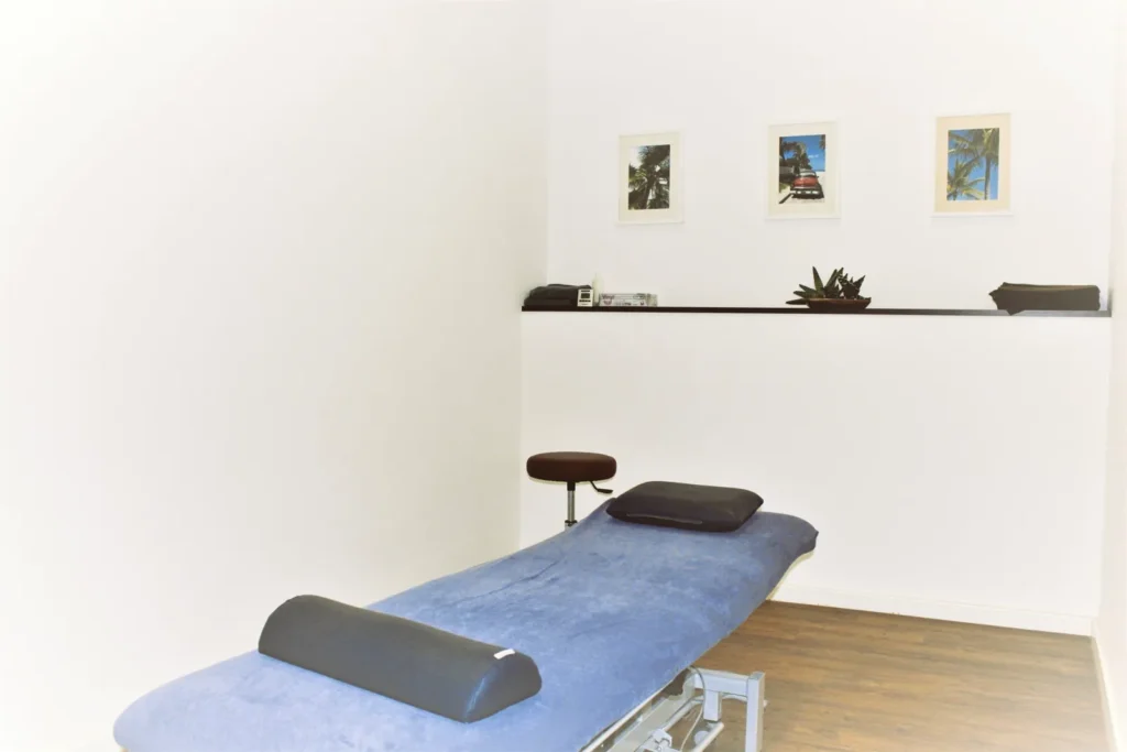 Heller Behandlungsraum mit Therapieliege
