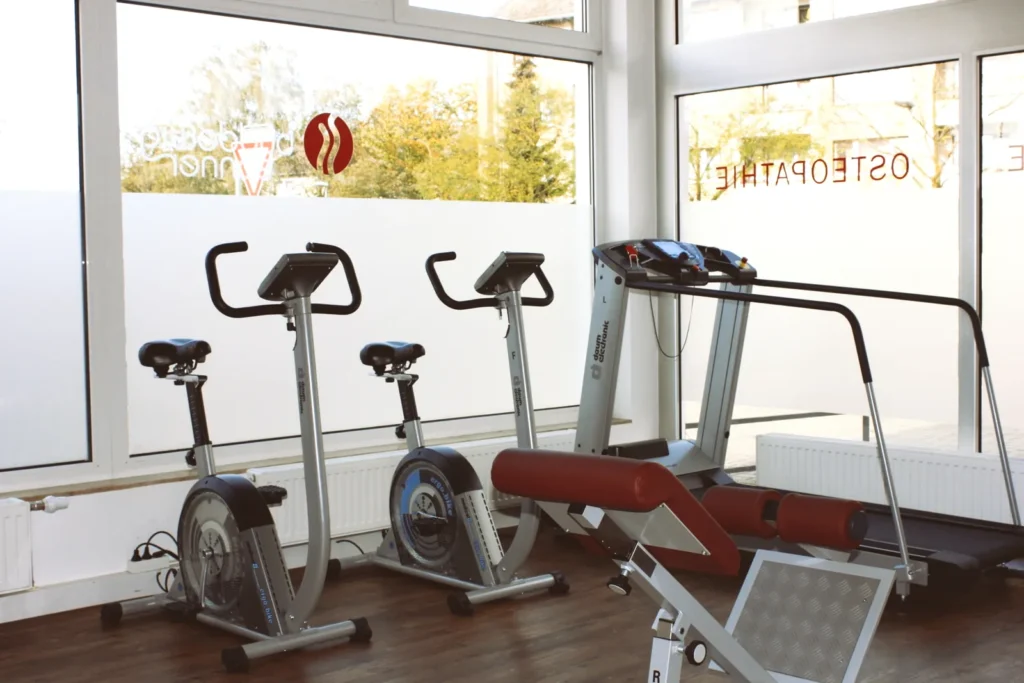 Ergometer, Laufband und Kraftgerät für die gerätegestützte Krankengymnastik